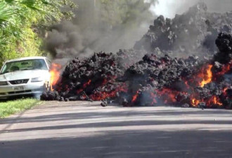 夏威夷的居民们在自家花园里看火山喷发...