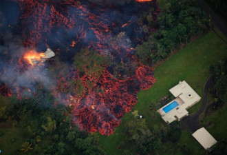 夏威夷的居民们在自家花园里看火山喷发...