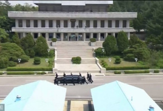 保镖围绕金正恩座驾小跑护送