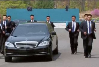 保镖围绕金正恩座驾小跑护送