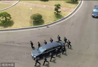 保镖围绕金正恩座驾小跑护送