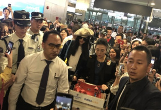 范冰冰和妈妈现身机场，被围观群众当面吐槽