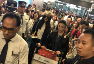 范冰冰和妈妈现身机场，被围观群众当面吐槽