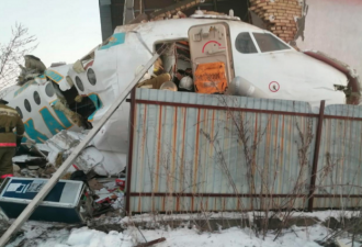哈萨克斯坦载100人客机坠毁致14死35伤