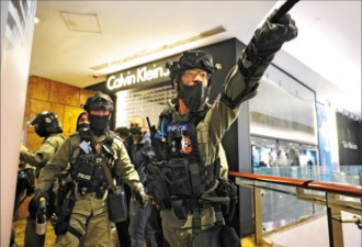 香港警察又失控 镜头前“起底”记者……