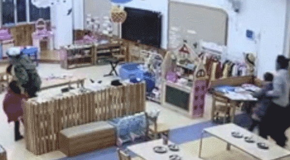 地震时幼儿园老师抓起娃就跑：左一个右一个