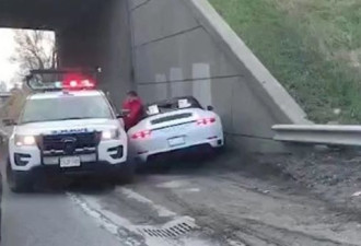 视频：小贼偷保时捷跑车上路 撞上警车还想逃