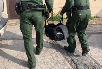 墨国3男偷渡得州弃袋逃走 警察打开一看 竟是..