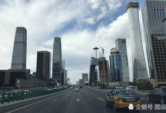北京开启壁纸模式 市民：蓝天白云看起来像假的
