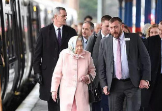 英国女王低调乘火车去度假 同车乘客没一个发现