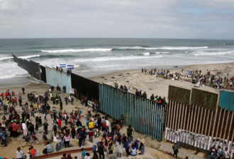 中美洲移民大军公然翻墙 硬闯美国求庇护