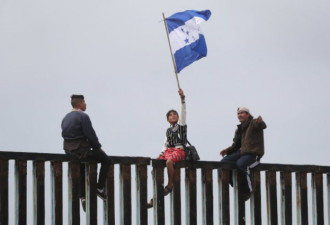 中美洲移民大军公然翻墙 硬闯美国求庇护