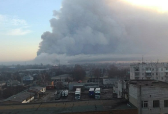 乌克兰最大军火库着火，一夜间爆炸40余次