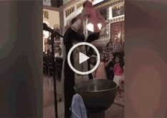 东正教洗礼婴儿视频吓坏网友:简直是谋杀