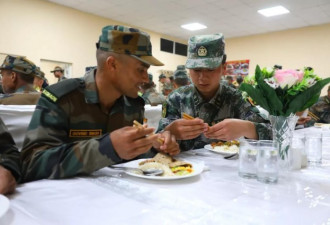 中印边界问题会晤 陆军联训 印军用筷子吃中餐