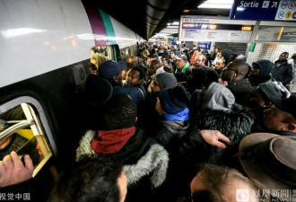 大罢工让巴黎交通几乎全瘫痪 地铁挤过春运火车