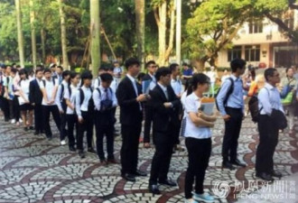 实拍：在中山大学排队等面试的台湾高中生