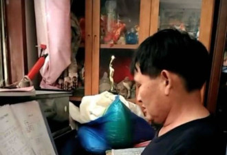 "大衣哥"收美女徒弟教唱歌 现场还弹起了钢琴