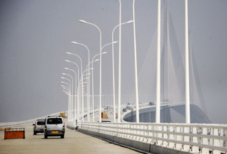世界最大跨度斜拉桥  在长江上开始架梁