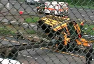 新泽西州严重车祸 校车与重型卡车迎头相撞