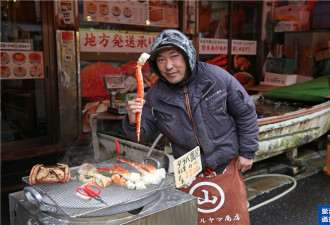 中国游客到北海道 “冒死”吃帝王蟹吃到扶墙