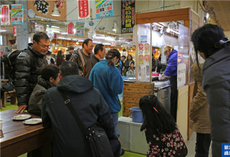 中国游客到北海道 “冒死”吃帝王蟹吃到扶墙