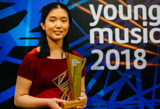 华裔少女获BBC音乐奖冠军 被评：闪耀的野兽