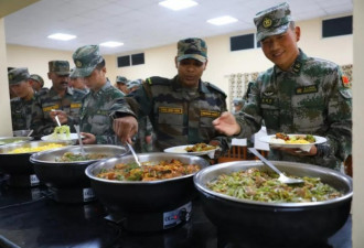 中印陆军联训，印度官兵用筷子吃中餐
