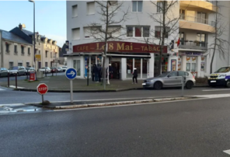 法国歹徒抢劫酒吧，被店主痛殴一顿后扔枪逃跑