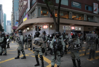 香港“元旦游行” 汇丰银行又被砸了……