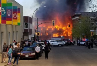 大火烧掉半条街 民众惊叫逃生瞬间一无所有！
