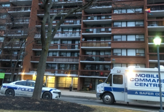 两男子在密西沙加公寓内遇刺身亡