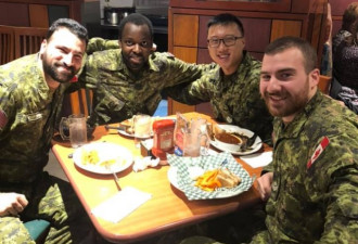 士兵合影展现加拿大多元文化，不经意成网红