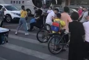 飞踹、锁喉、拎起…北京街头的这一幕让人愤怒