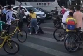 飞踹、锁喉、拎起…北京街头的这一幕让人愤怒