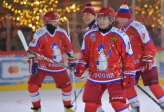 圣诞冰球赛 普京带着国防部长“出战”