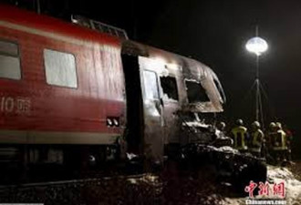 德国2列火车相撞 2死多伤