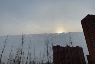 北京上空出现异象“阴阳天” 一半乌云一半晴