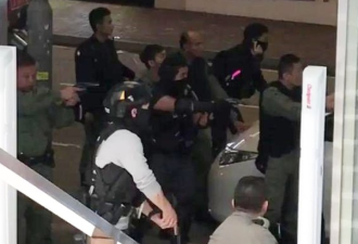 香港男子闯入运钞车被上锁 警方紧急包围