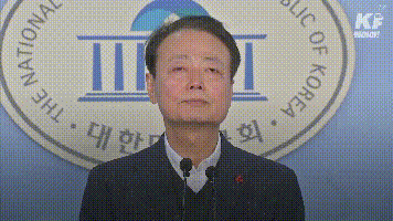 提到朴槿惠，韩国男议员突然当众大哭