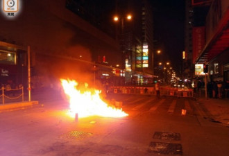香港暴徒深夜旺角堵路及纵火 警再放催泪弹驱散