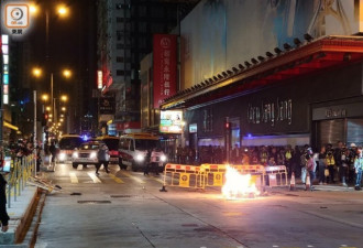 香港暴徒深夜旺角堵路及纵火 警再放催泪弹驱散