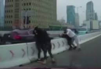 上海警方通报 2男2女高架桥停车互殴
