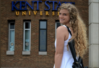 女大学生背步枪拍毕业照，引发网友论战