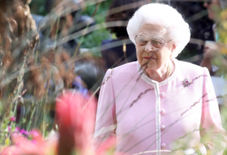 92岁英国女王带儿媳妇逛花园，果然最爱小儿子