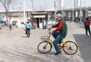62岁冯巩天津大街上骑车遛弯，有徒弟专门拍摄