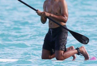 58岁美国前总统奥巴马不服老！玩冲浪秀腹肌