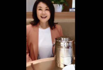 蓝盈莹妈妈气质太好 50岁长腿美貌不输少女
