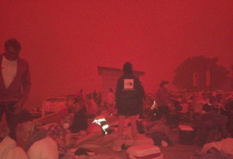 澳大利亚现血色天空，4千人海滩躲避山火