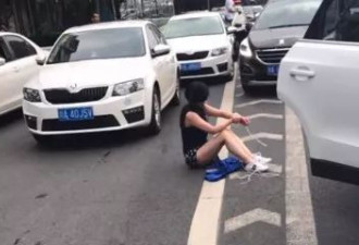 闹市追尾 车里竟摔出一名手脚被绑女子…
